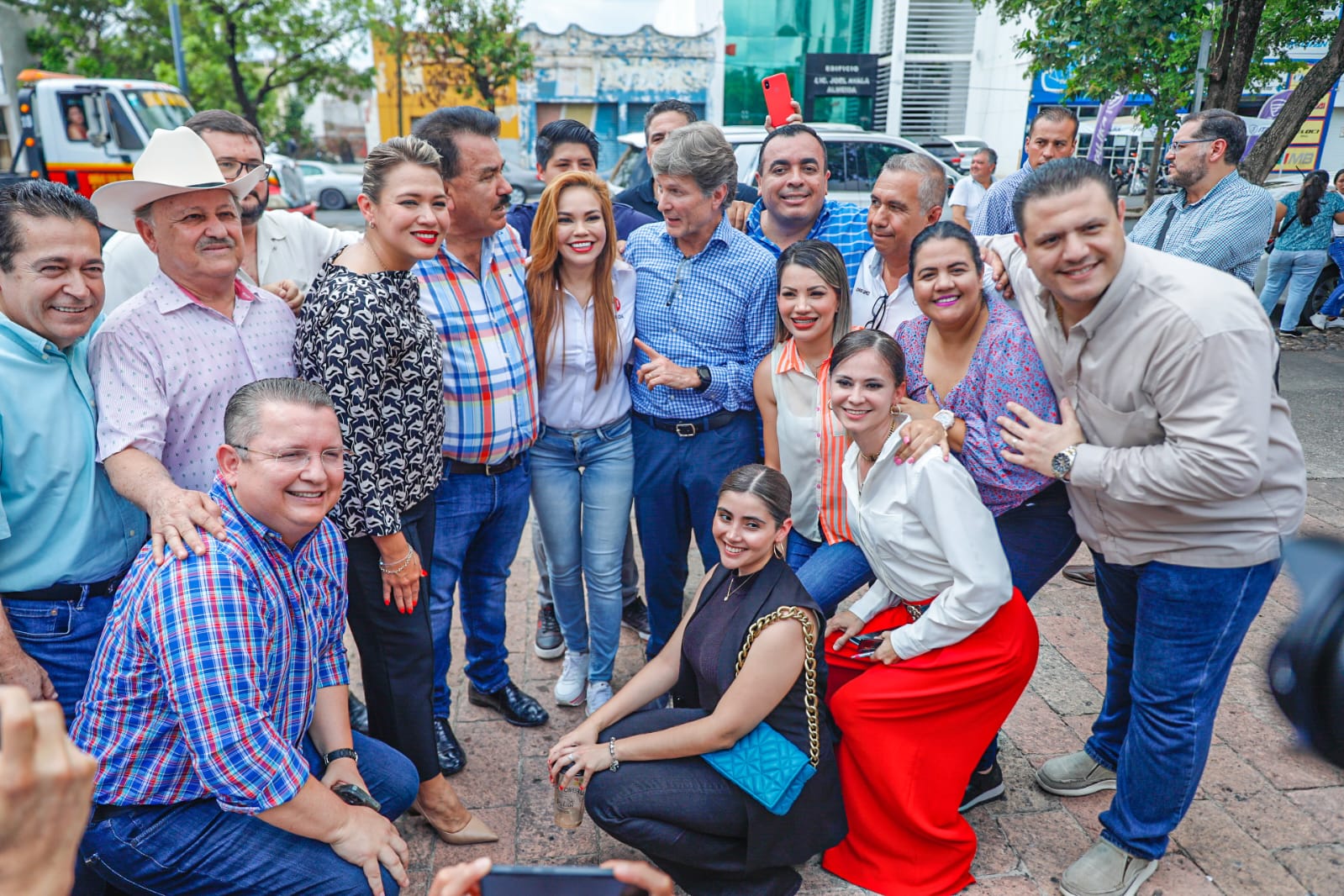 Militantes y simpatizantes de la alianza Va por México se reúnen con Enrique de la Madrid en Culiacán