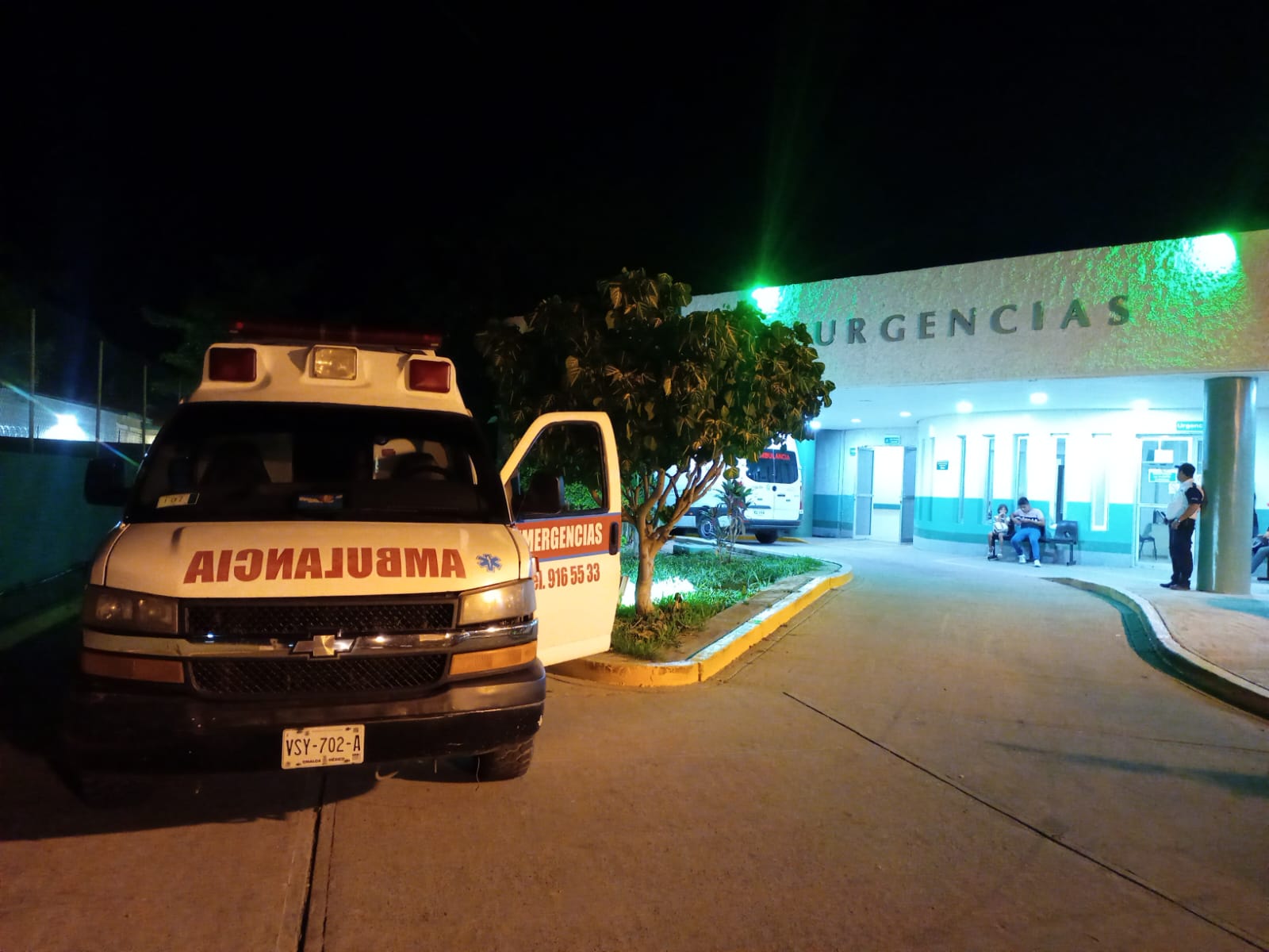 Empleada de banco en Villa Unión ingresa a hospital; a custodio se le escapa un tiro