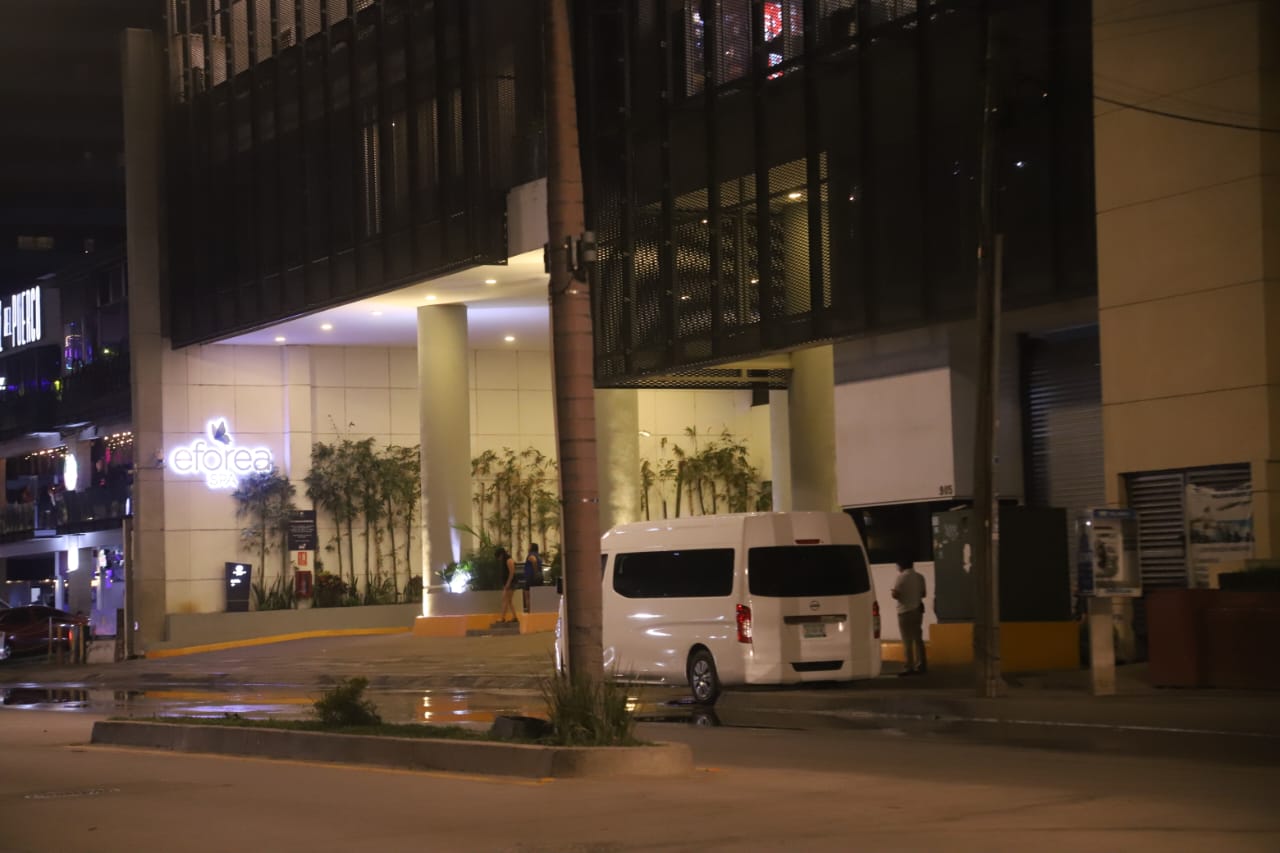 Mujer de Monterrey cae del octavo al quinto piso de un hotel en Mazatlán