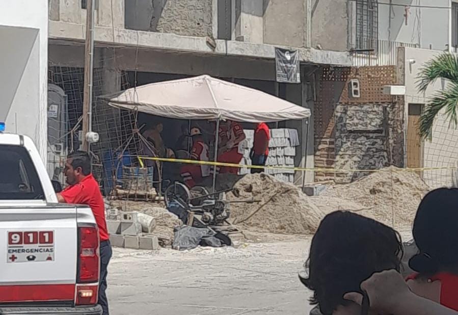 Mujer se encaja una varilla en una construcción de la colonia Ferrocarrilera en Mazatlán