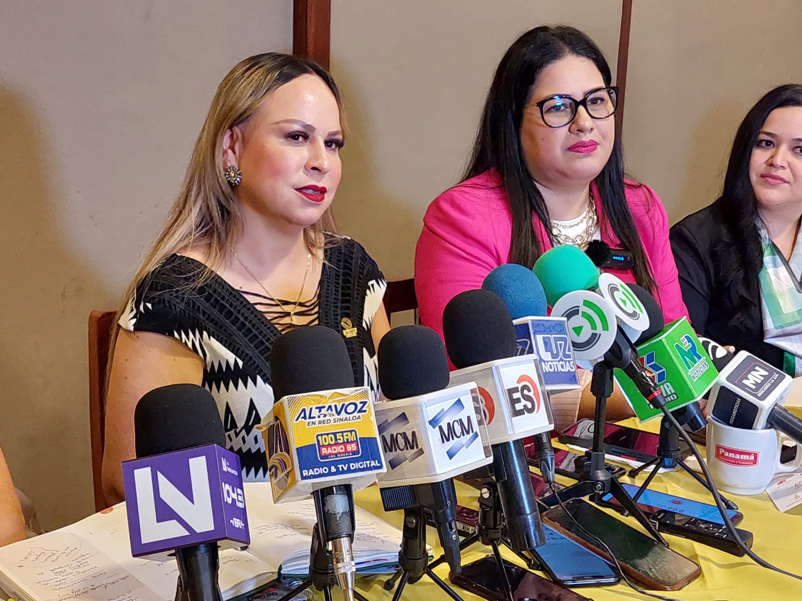 Mujeres jefas de empresas se capacitan en atención y ventas a través del uso de las redes sociales