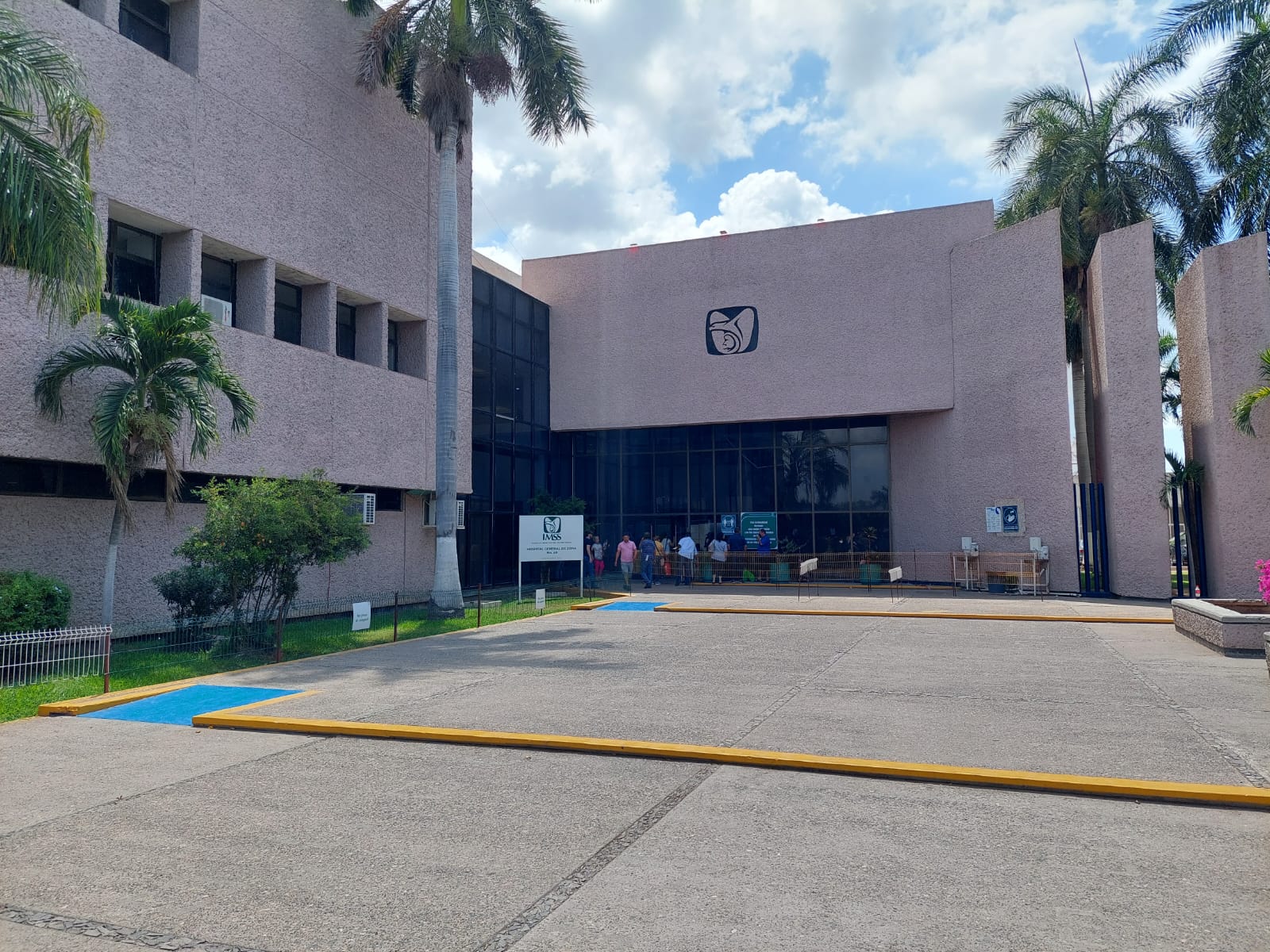 No funciona el aire acondicionado en el IMSS 49 de Los Mochis; pacientes se echan aire con cartones