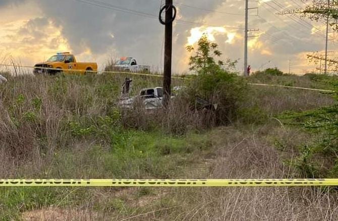 Padre e hijo sufren volcadura en la Escuinapa-Teacapán; uno muere tras haber sido aplastado por el vehículo