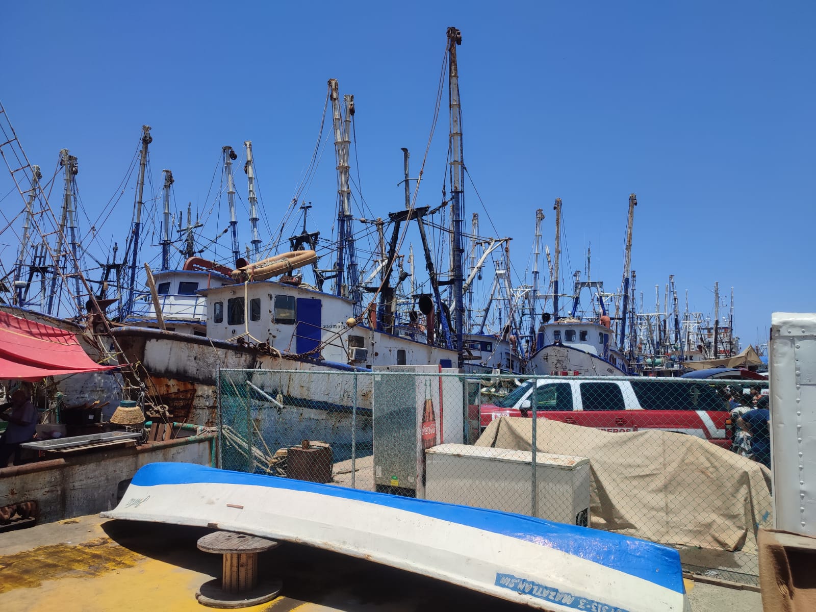 Muere soldador tras explotarle tanque de diésel al interior de un barco en el Parque Bonfil de Mazatlán