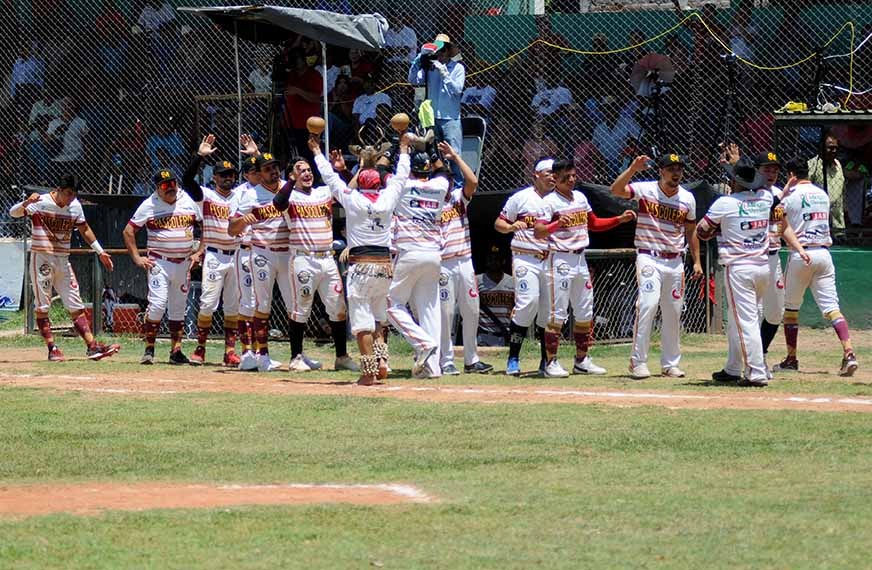 Pascoleros y Abarroteros dividen en el arranque de la gran final de la Clemente Grijalva Cota