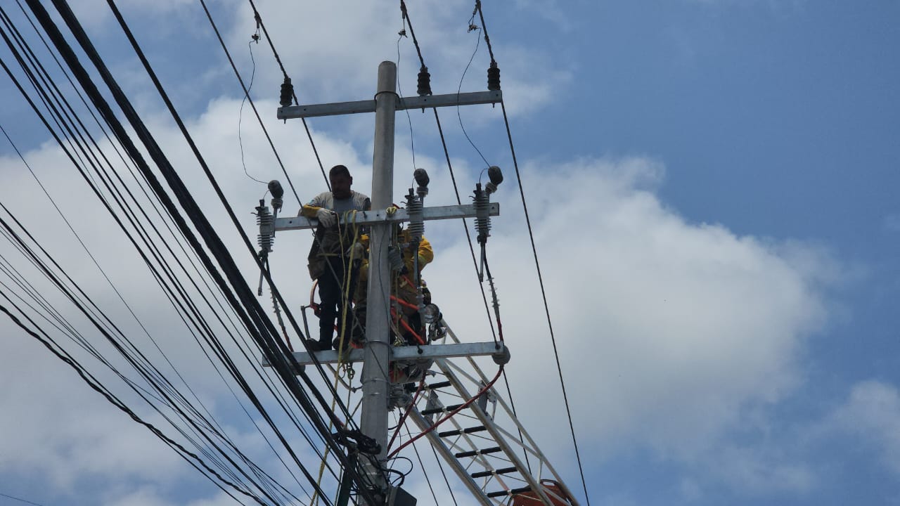 Casi muere electrocutado un hombre al quedar colgado de un poste que tenía cables de alta tensión