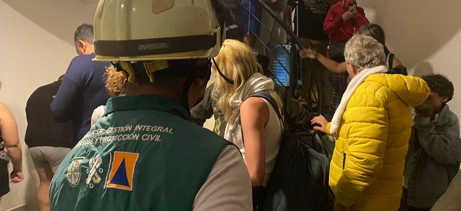Sanos y salvos, evacuan a 60 personas por incendio en hotel de la colonia Roma en CDMX