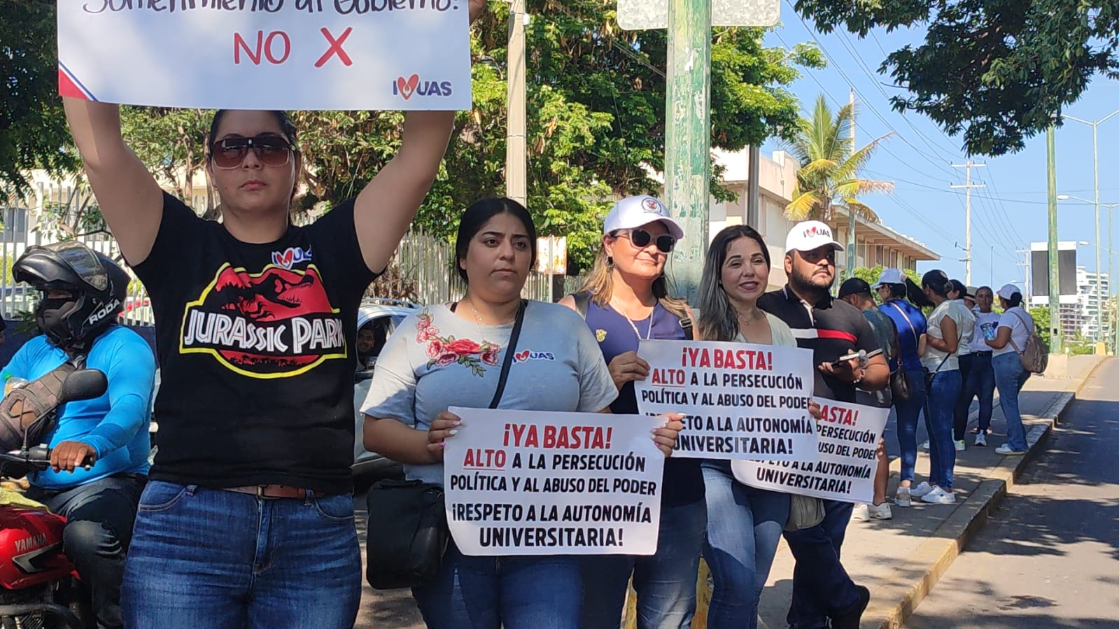 Personal de la UAS realiza manifestación pacífica en los cruceros de Mazatlán