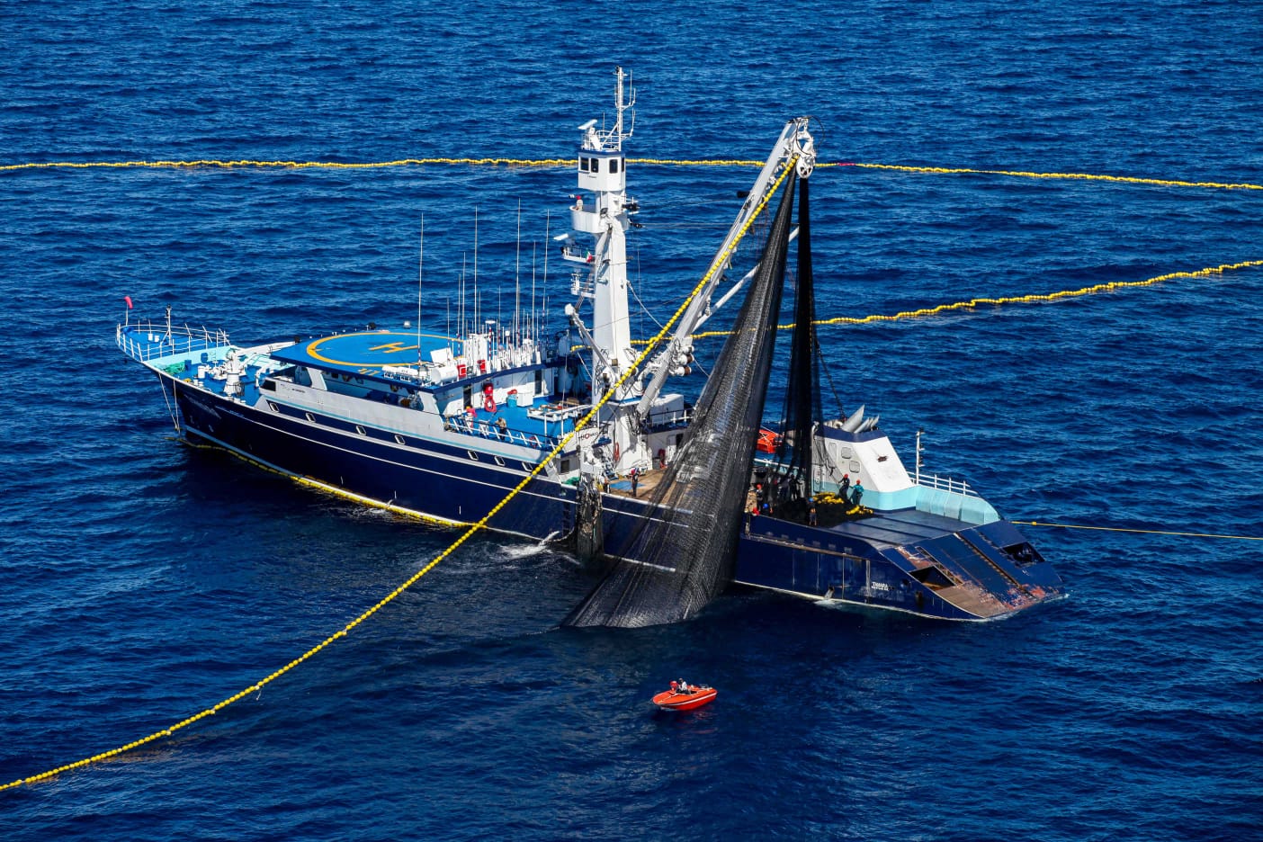Llega a puerto de Mazatlán, atunero con tripulante fallecido en Alta Mar