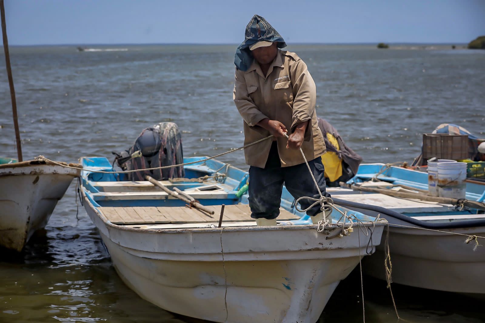 Resguardan pescadores sus embarcaciones menores en el norte de Sinaloa ante presencia de ‘Ileana’
