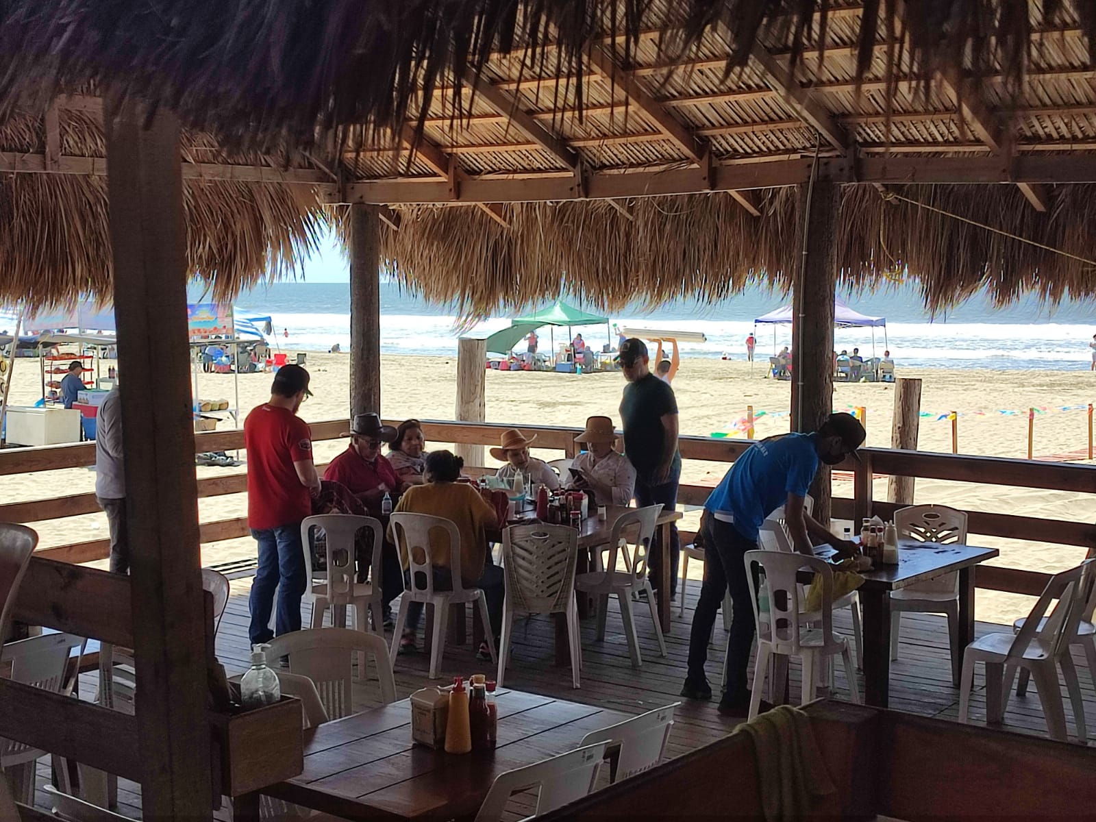 ¡La playa bonita tiene su encanto, aun con olas grandes! Restauranteros de Las Glorias y Boca del Río con buenas ventas