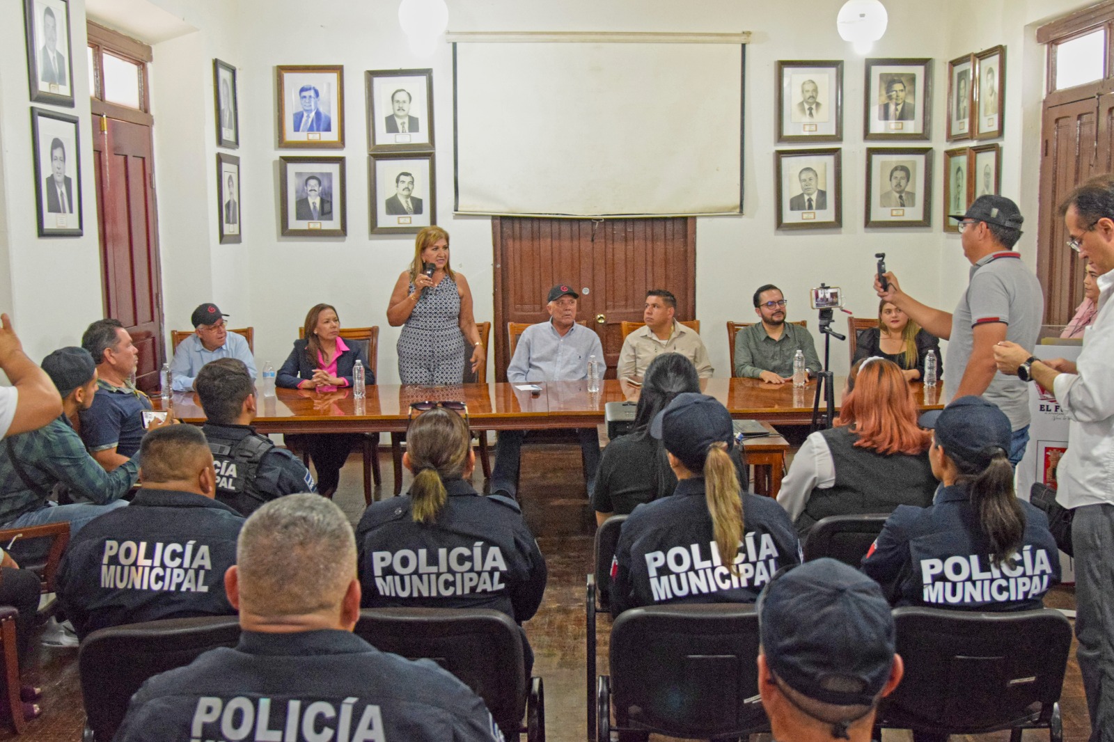 Policías de El Fuerte reciben capacitación para formar Unidad de Reacción Inmediata de Género