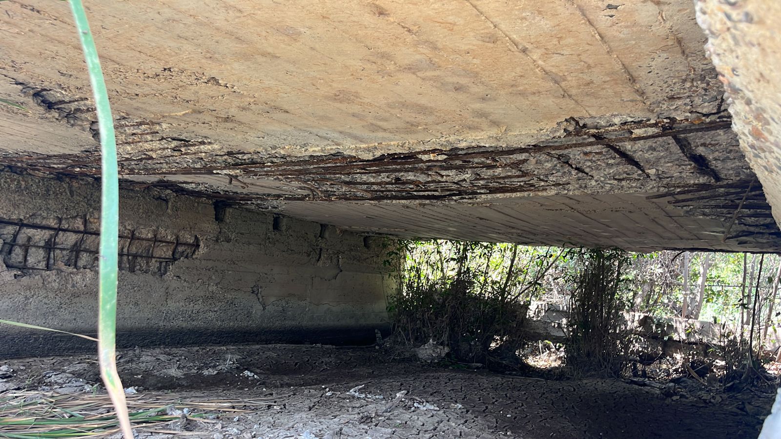 Por falla estructural cierran puente de Las Grullas a El Colorado, en Ahome; abren cruce provisional