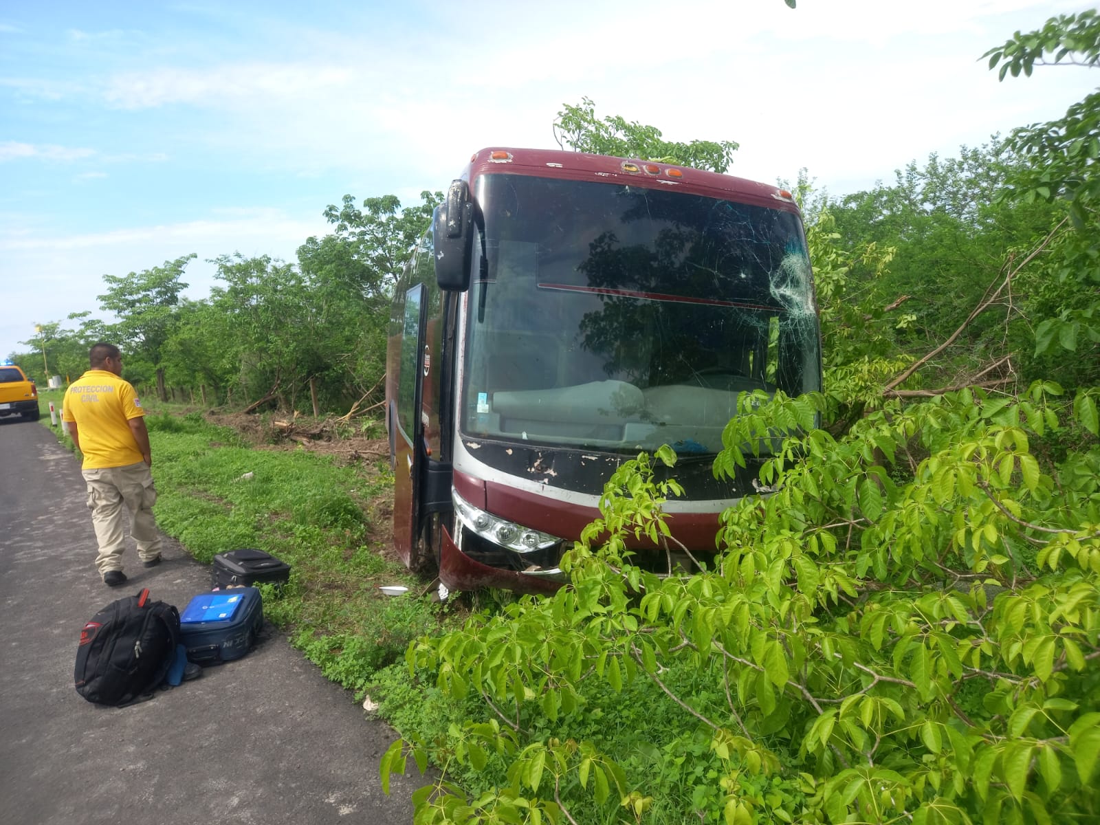 Por poco se vuelca autobús turístico sobre la Escuinapa-Tepic