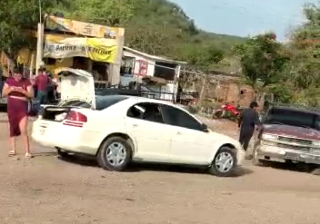 Por presunta invasión de carril, tres vehículos chocan por la carretera libre Villa Unión-Rosario
