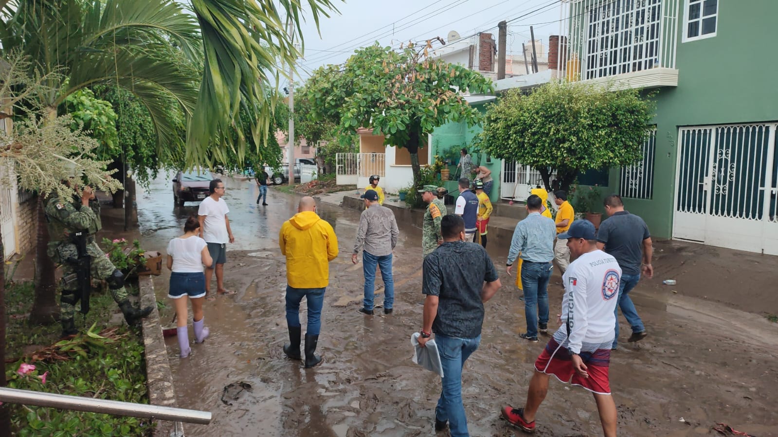 Recorre Édgar González zonas afectadas por lluvias en Mazatlán