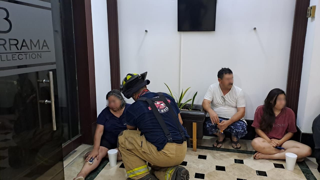 Rescatan a cuatro personas atrapadas en un elevador de hotel en Los Mochis