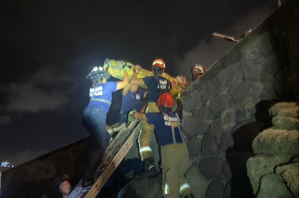 Cae a acantilado desde cinco metros de altura y vive para contarlo