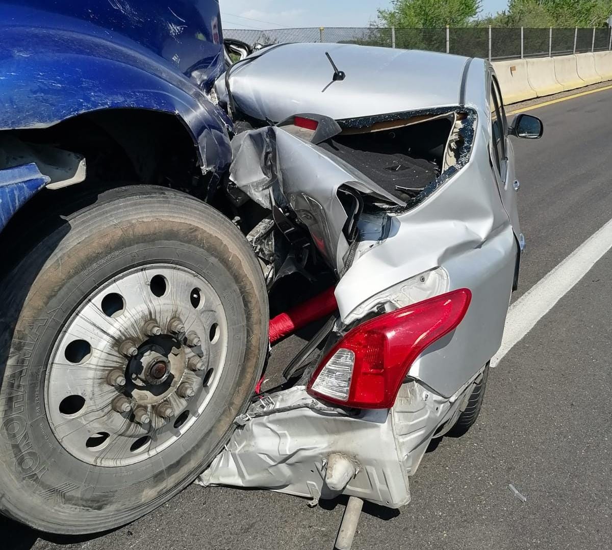 Resultan ilesos conductores en aparatoso choque entre pipa y Versa en el acceso a Mazatlán sobre la maxipista