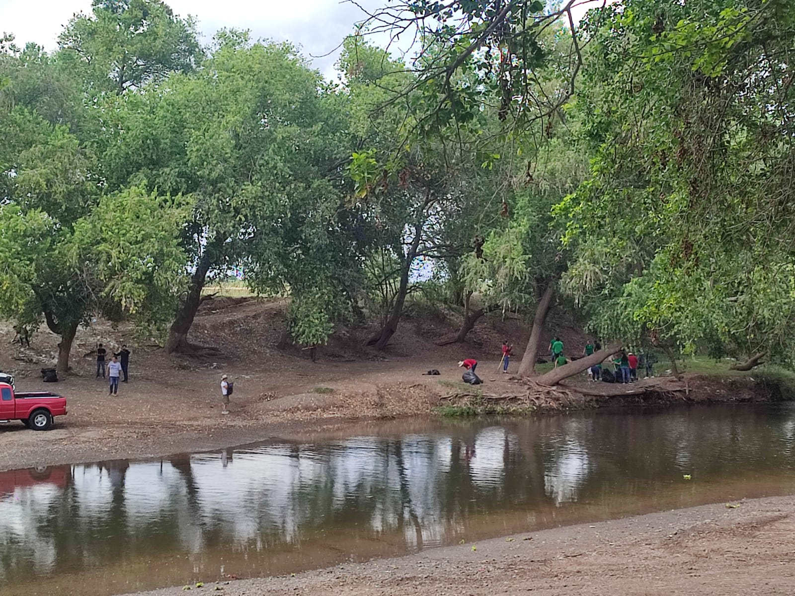 Retiran cuatro toneladas de basura en Plan del Río, en Guasave; llaman a la conciencia a visitantes