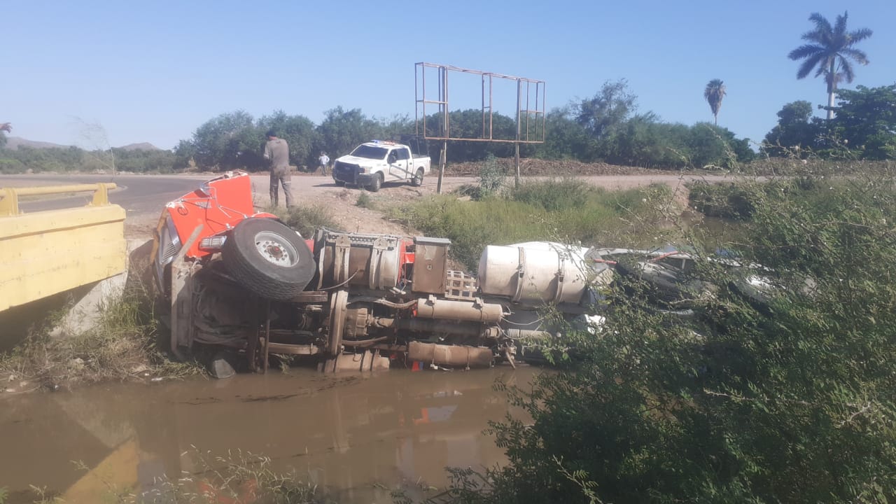 Revolvedora cae dentro de un canal en la Higuera de Zaragoza, Ahome