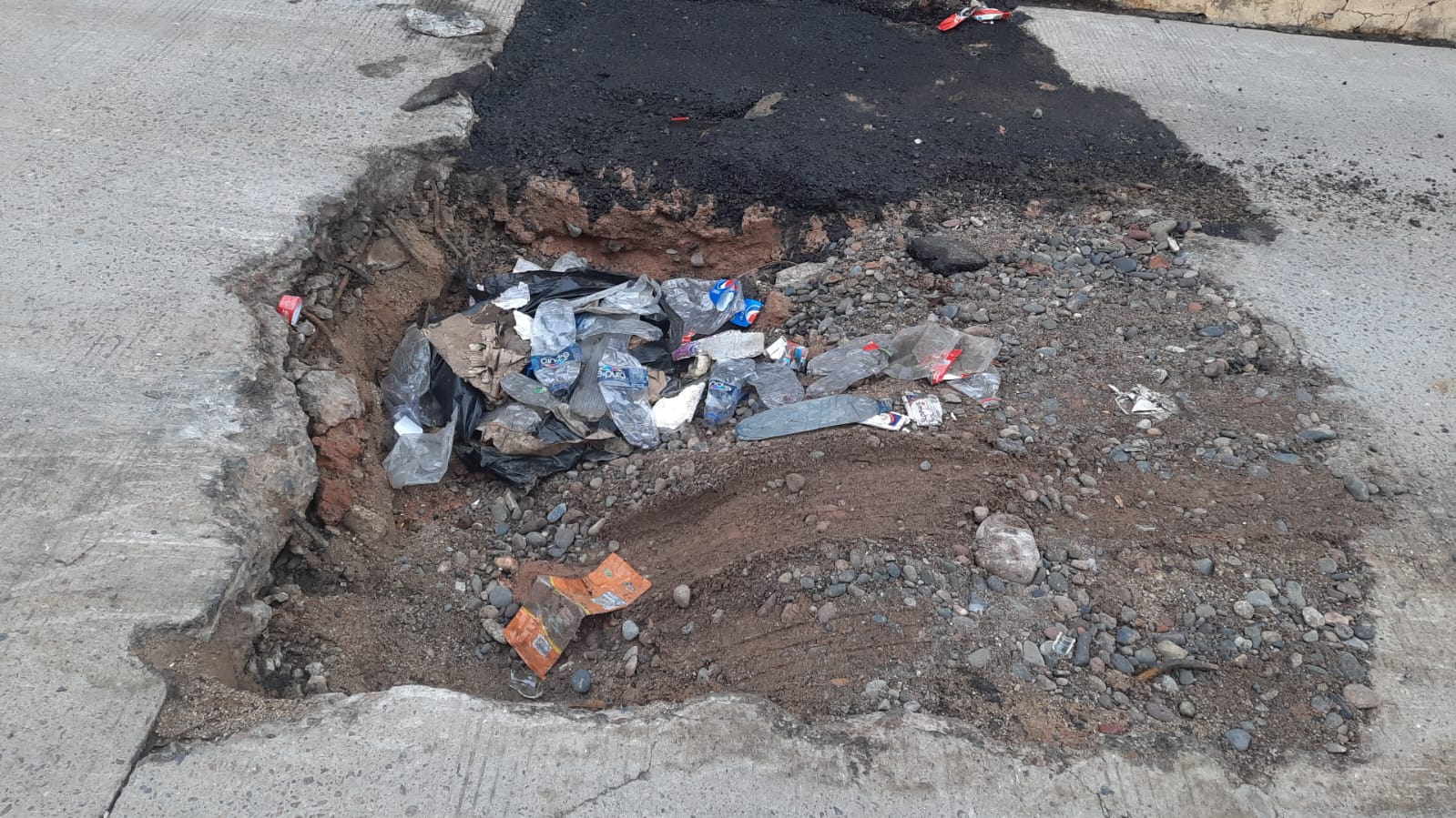 Se abre socavón en trabajo de reparación de la JAPAC durante intensa lluvia en Culiacán y vehículos resultan afectados