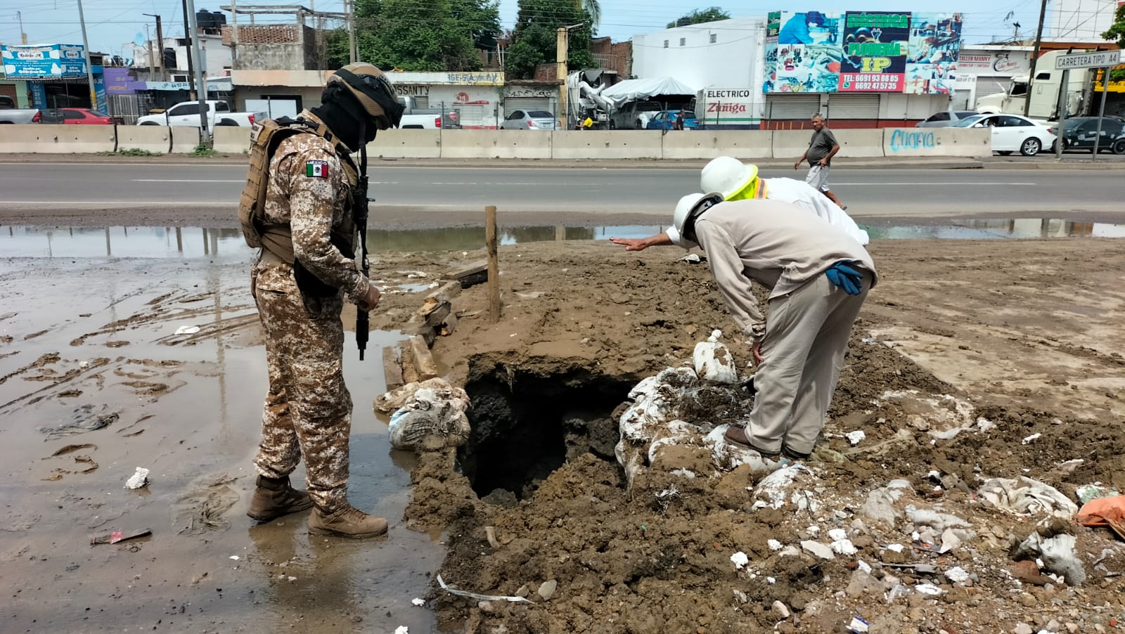 Se forma socavón y descubren toma ilegal de combustible en Rincón de Urías, en Mazatlán