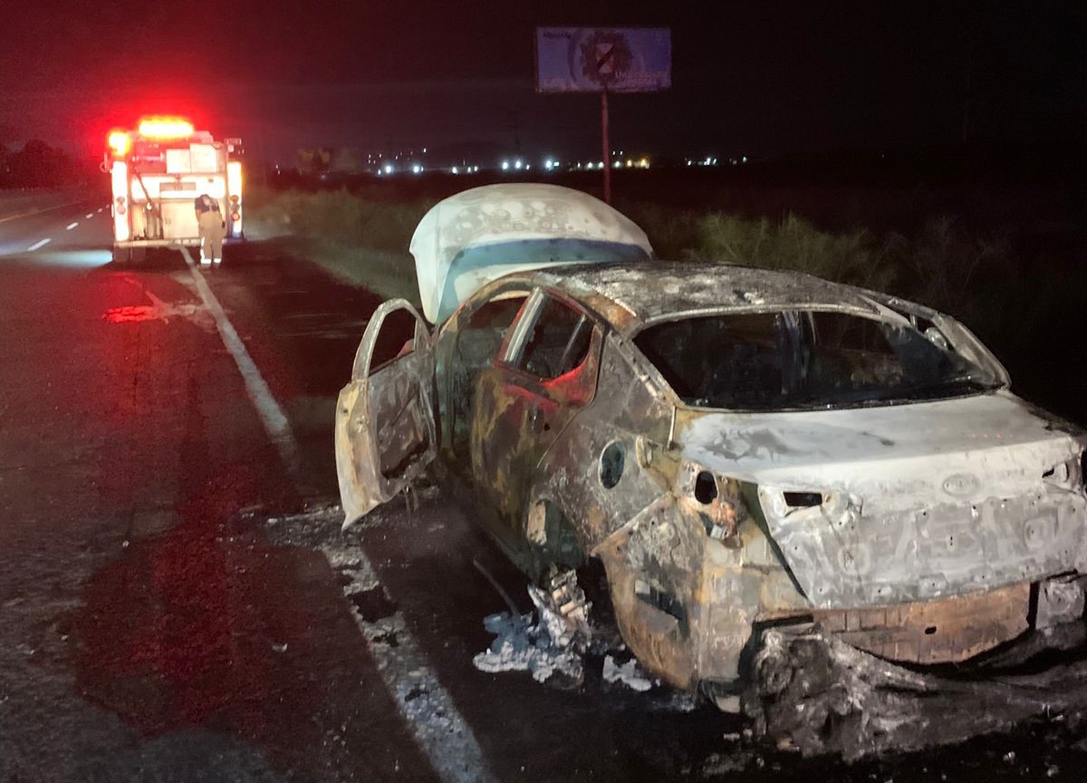 Se incendia vehículo a las orillas de la carretera federal México 15, en Ahome