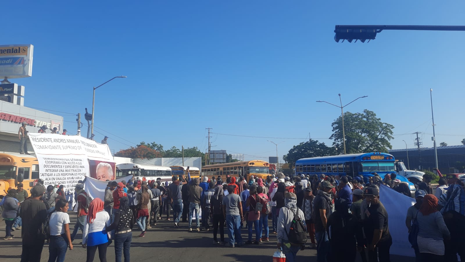 Contra la Marina, se manifiestan pobladores de Villa Juárez en Culiacán