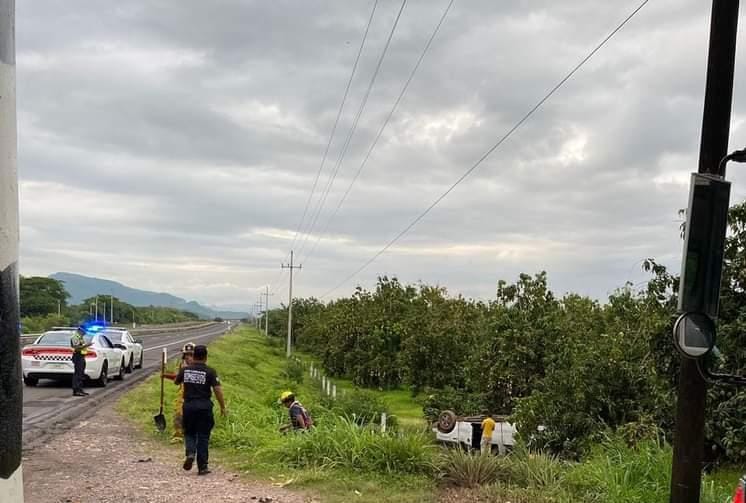 Se vuelcan dos hombres en su camioneta sobre la Mazatlán-Tepic, en Escuinapa