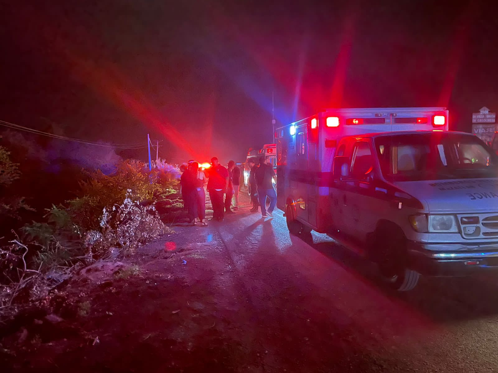 Se vuelcan dos vehículos sobre la Mazatlán-Villa Unión; ambos quedan sobre el monte