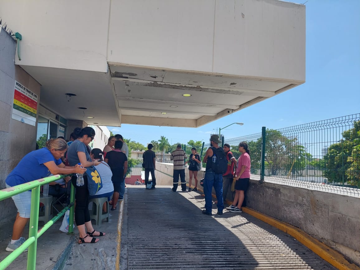 Denuncian falta de espacios en el Seguro Nuevo de Mazatlán; esperan en el calor sin lugar para descansar