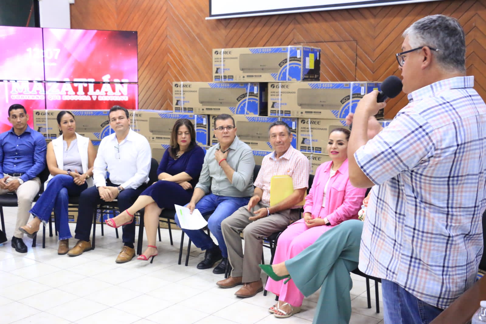 Seis escuelas de Mazatlán reciben aires acondicionados en la primera entrega del programa Peso a Peso