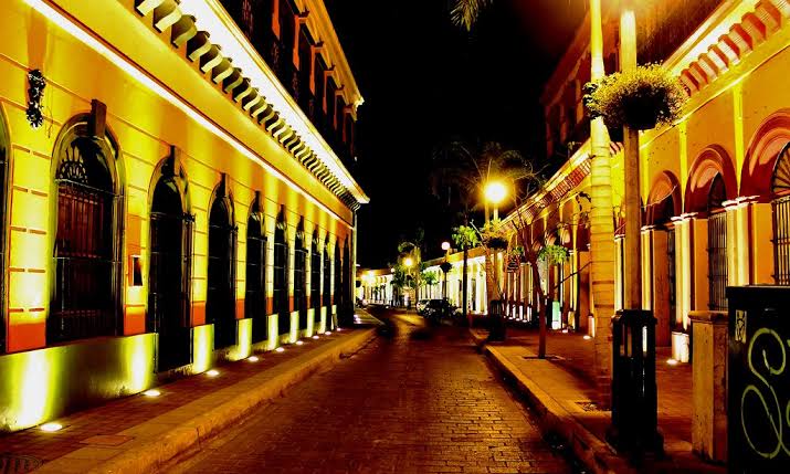 Sigue mejorando el Consejo Rector al Centro Histórico de Mazatlán con áreas verdes y empedrado
