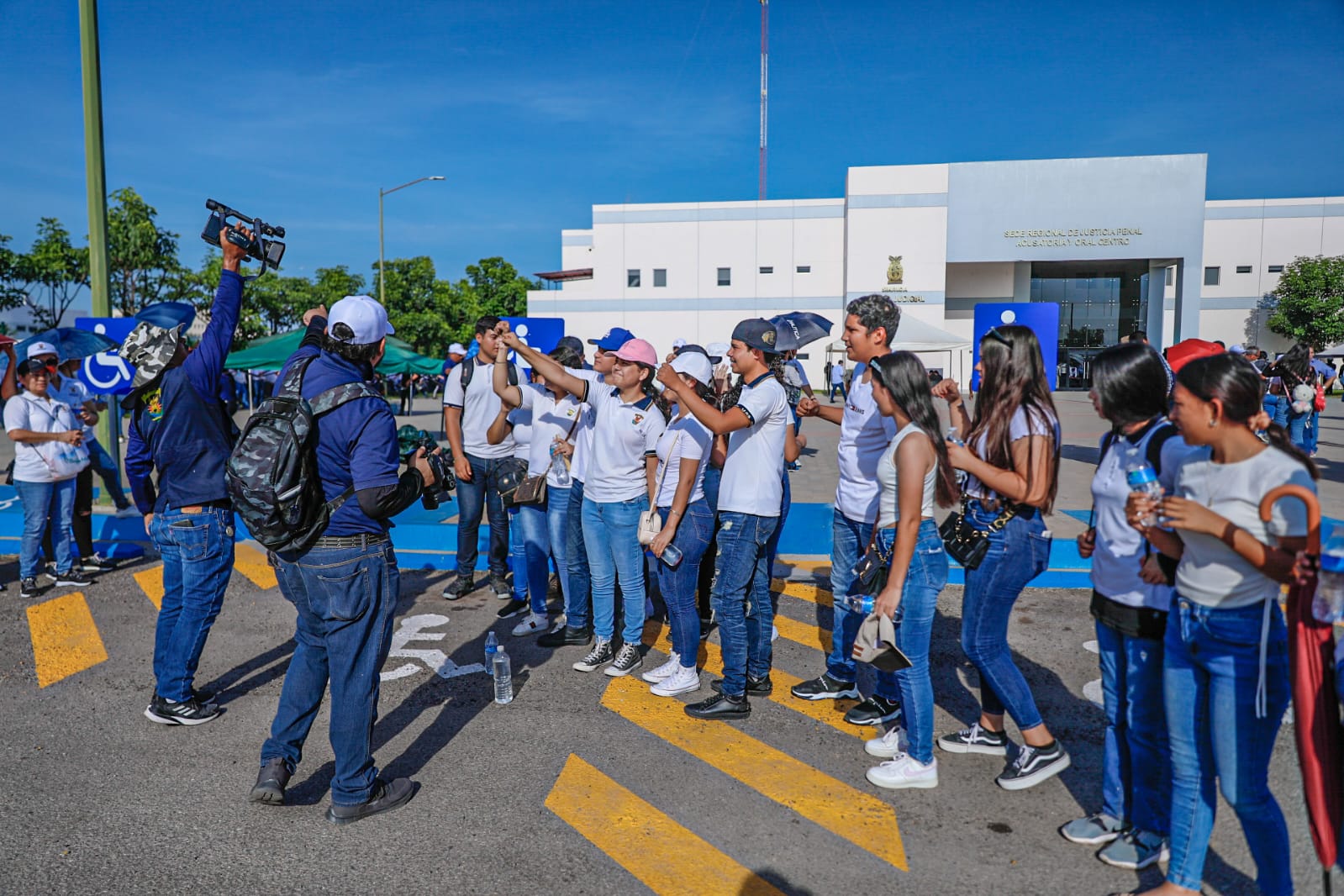 ¡No están solos! Trabajadores de la UAS madrugan para apoyar a Madueña y Eulogio en su audiencia