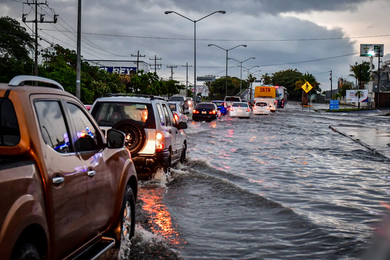 Tránsito cierra seis vialidades en Mazatlán tras inundarse por la fuerte lluvia de esta mañana