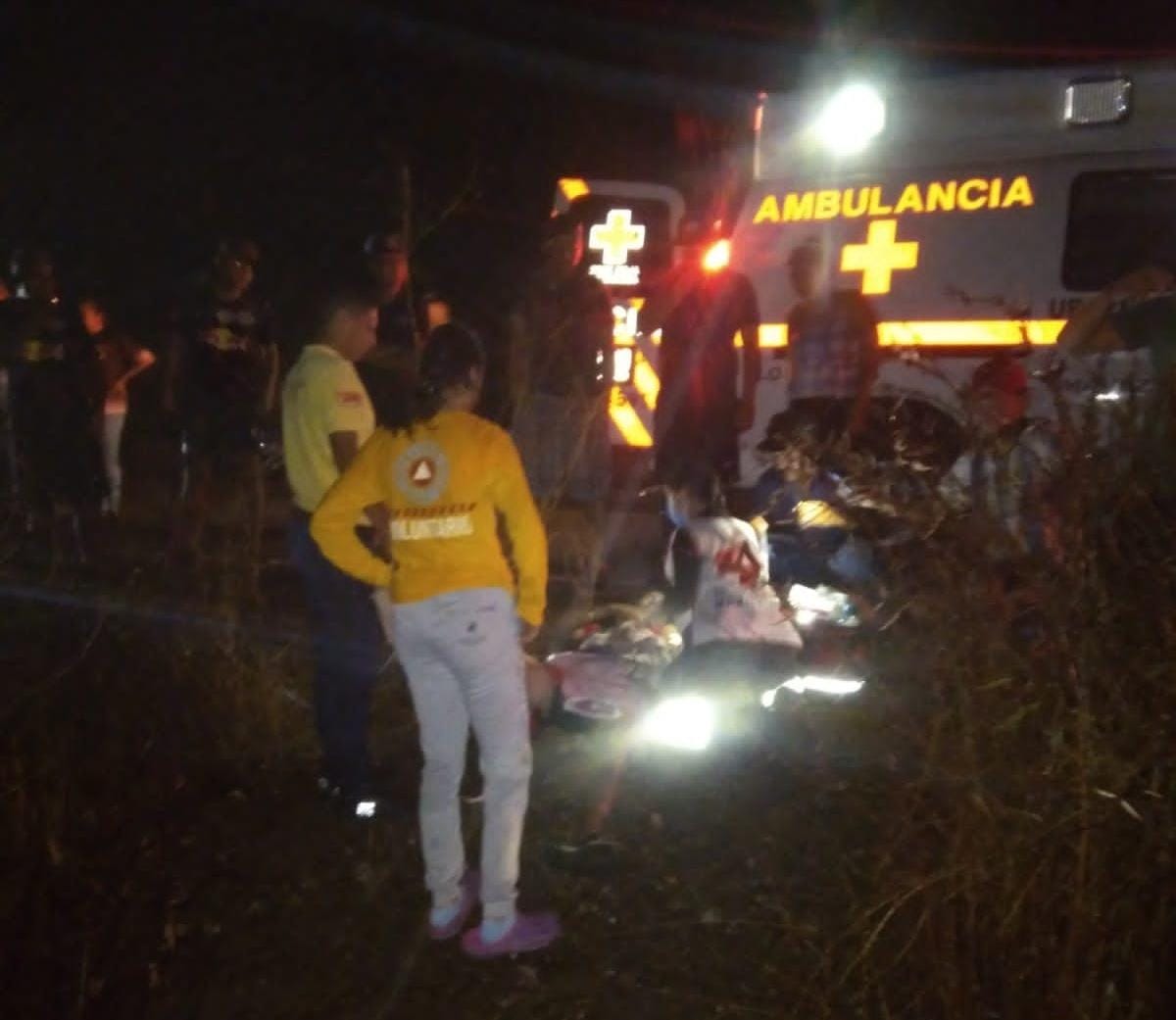 Tres lesionados deja accidente tipo salida de camino en la carretera El Carrizo-El Fuerte