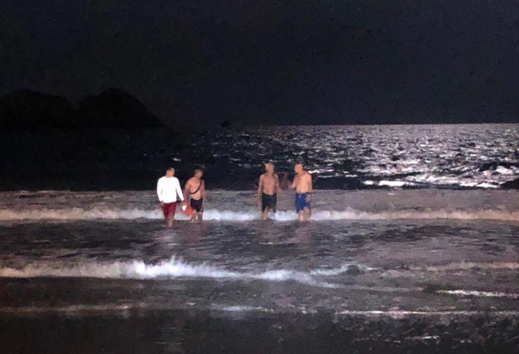 Turista de Chihuahua casi muere ahogado al meterse alcoholizado al mar, en Mazatlán