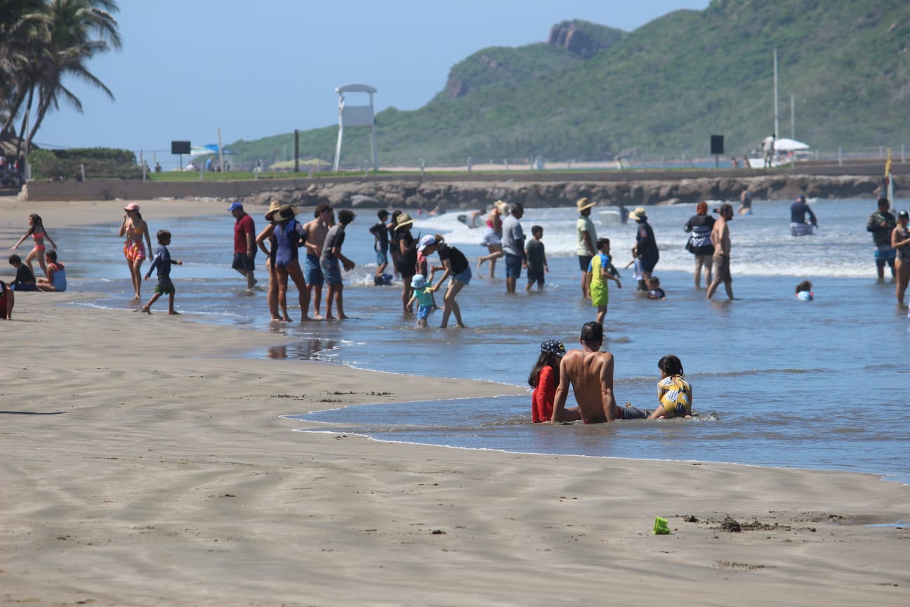 Desde temprano, turistas acuden a las playas de Mazatlán en el inicio de éste fin de semana