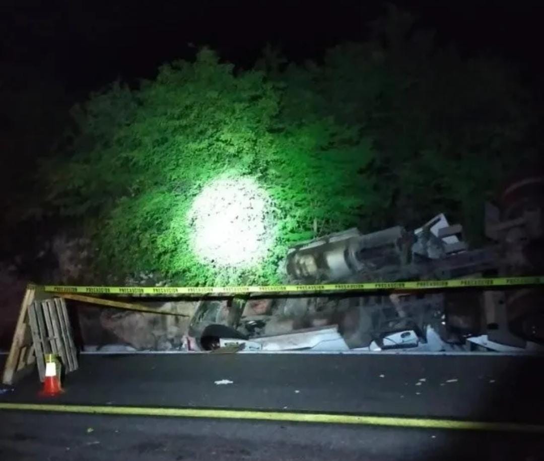 Volcadura de tráiler deja un muerto sobre la carretera libre, en San Ignacio