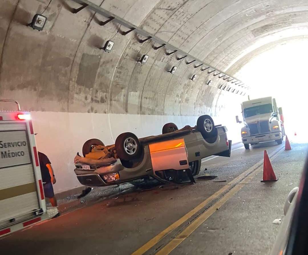 Vuelca camioneta familiar dentro de un túnel sobre la carretera Mazatlán-Durango