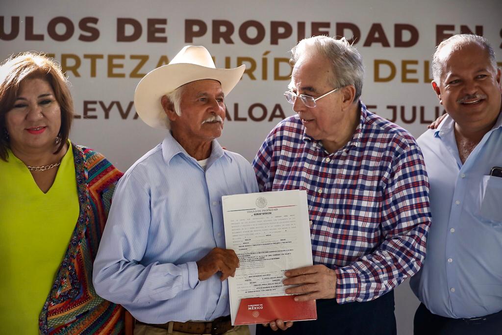 ¡Ya tienen certeza jurídica! más de mil 500 familias sinaloítas reciben título de propiedad