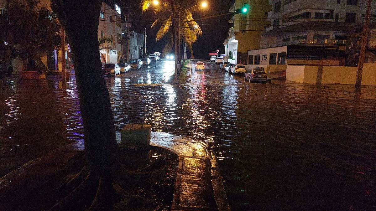 En penumbras y bajo el agua más de la mitad de Mazatlán, tras las lluvias intensas de este sábado