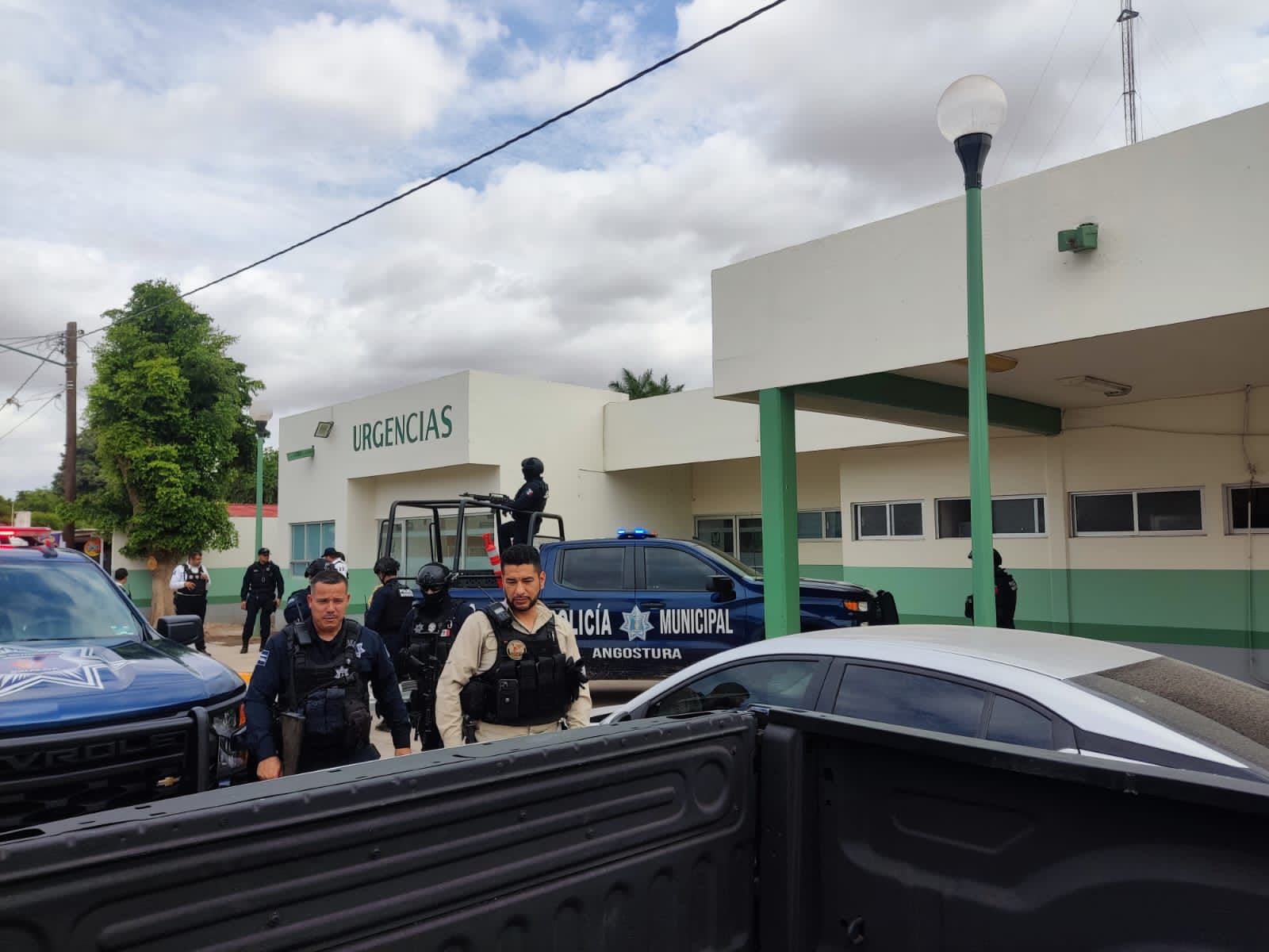 Sujetos armados se roban 30 cajas de aceite y 21 mil pesos, en Angostura