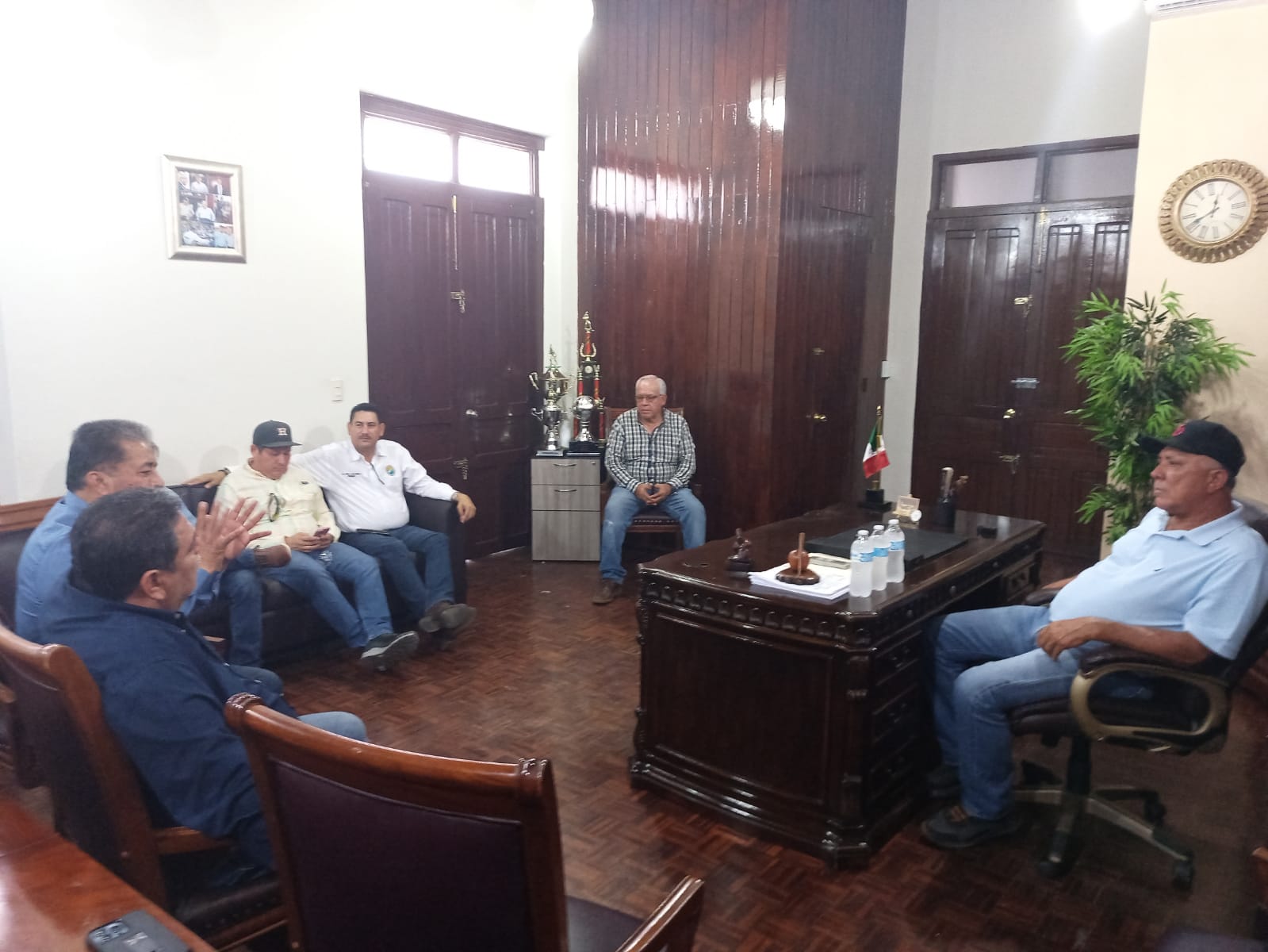 ‘Un gusto recibir a los dirigentes de los Módulos de Riego y Red Mayor; tomamos acuerdos para trabajar en equipo’: Gildarlo Leyva