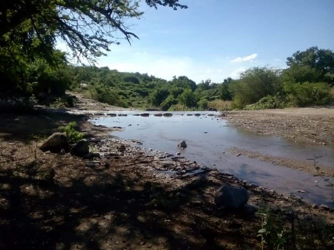 Llama Protección Civil del municipio de Sinaloa a evitar cruzar arroyos con caudal crecido