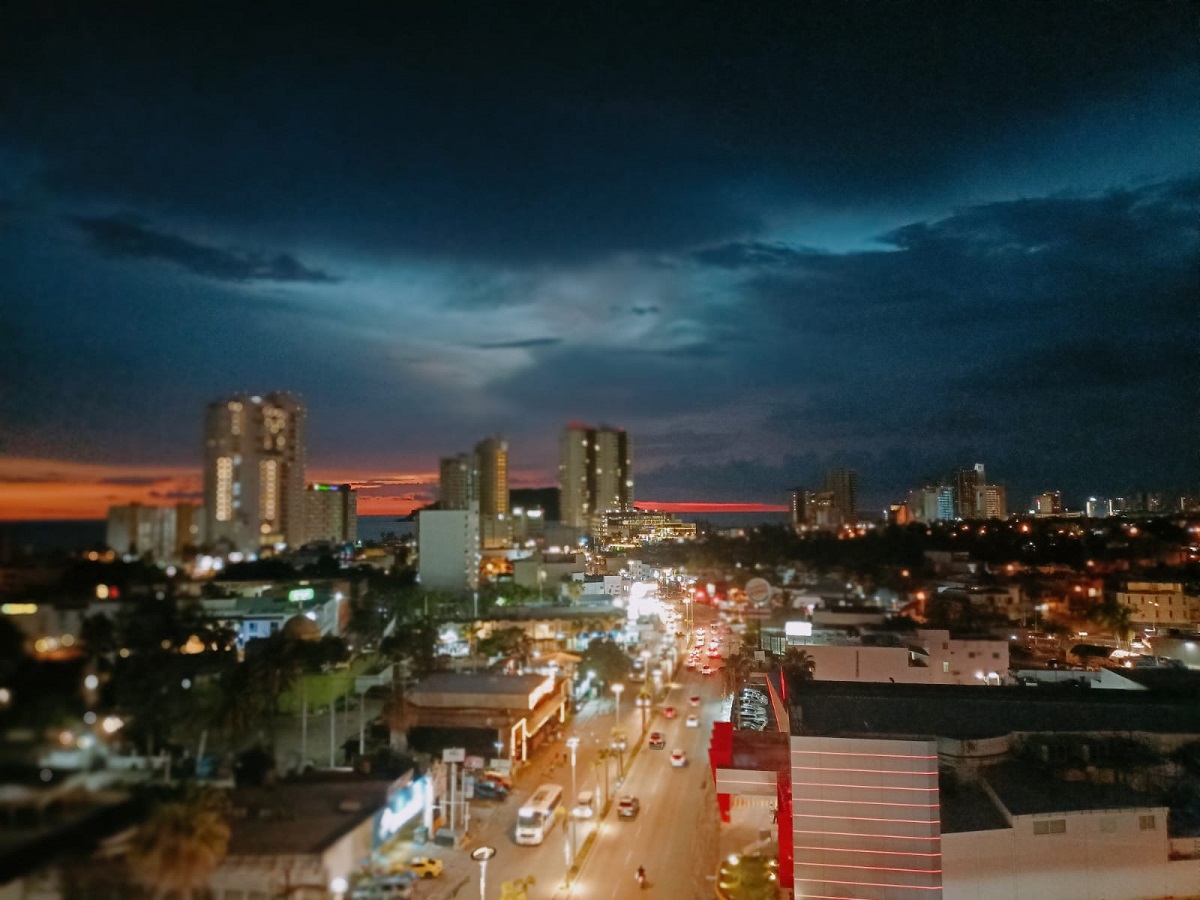 Presagia majestuoso anochecer visita de ‘Tláloc’ en Mazatlán, así la postal desde Vibra Radio 99.5 FM