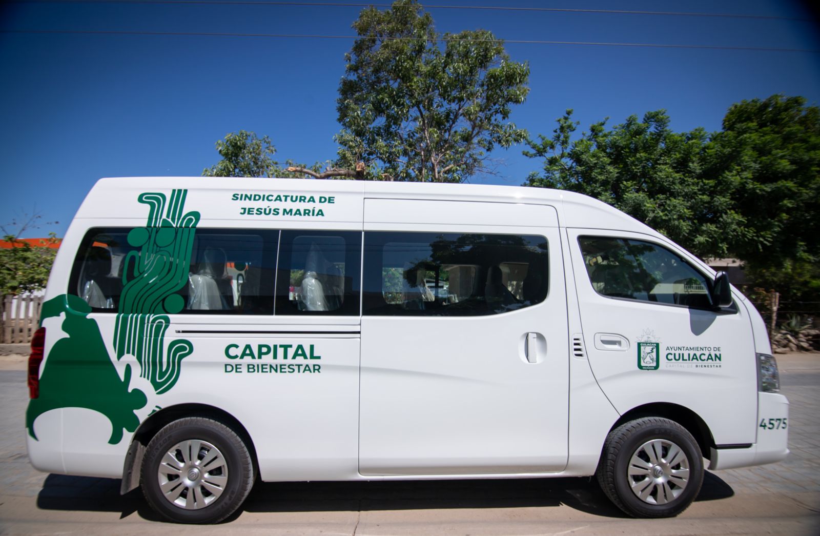 Gámez Mendívil entrega automóvil para que jóvenes de Jesús María puedan continuar con sus estudios