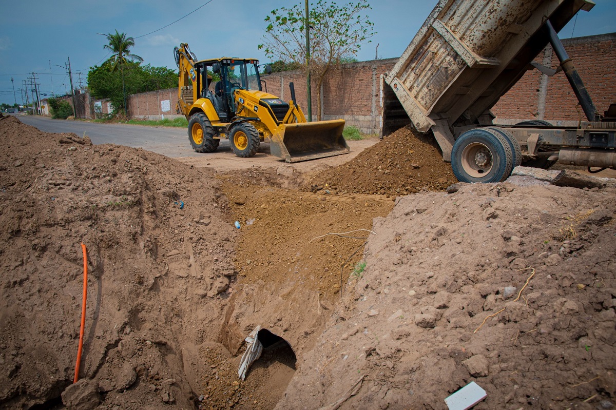 Ayuntamiento de Culiacán repara socavón registrado en Villas del Río