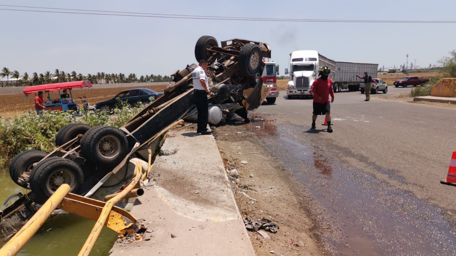 Operador de una revolvedora cae dentro del canal 19, en Los Mochis